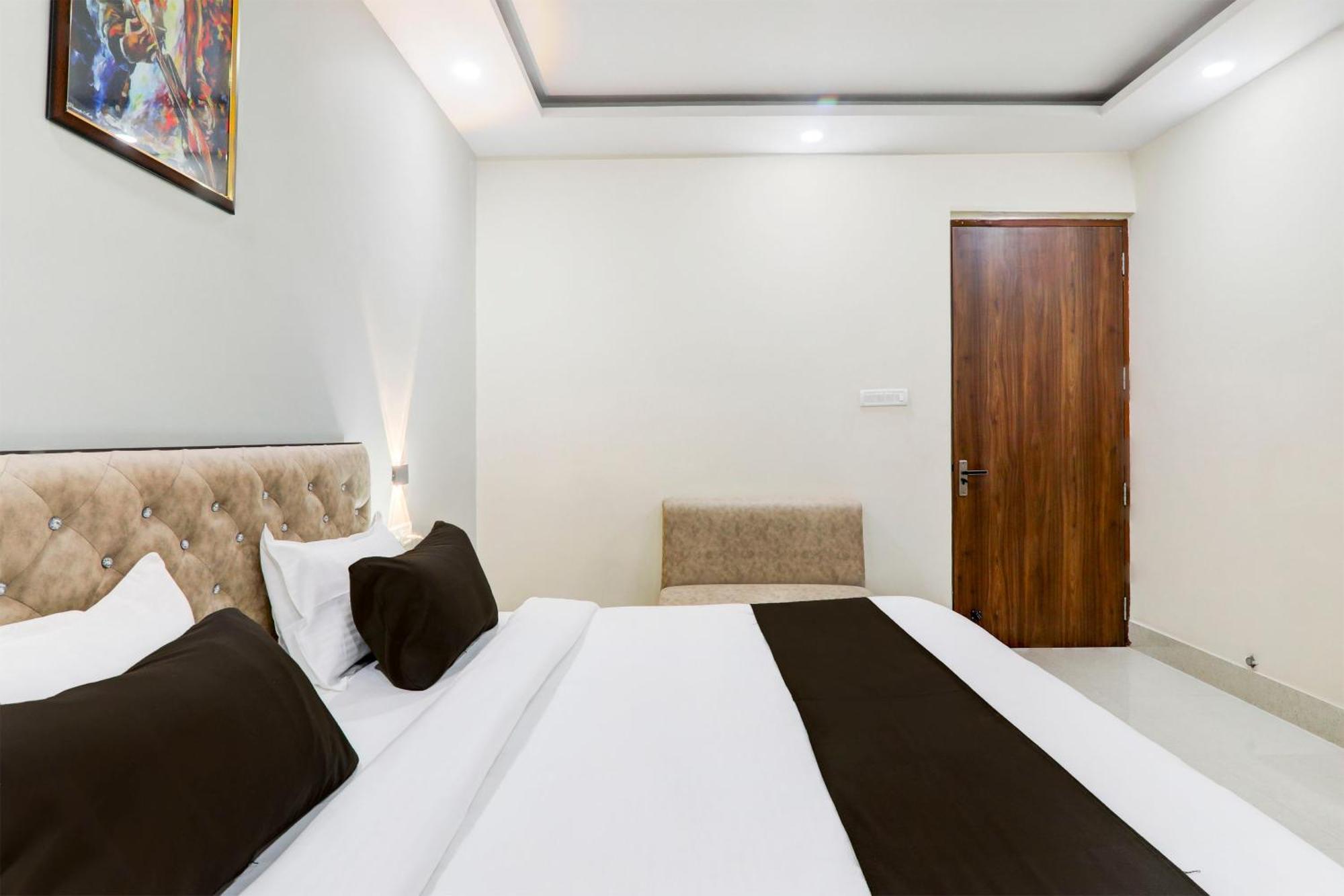 Super Townhouse Gls International Hotel Lucknow Buitenkant foto