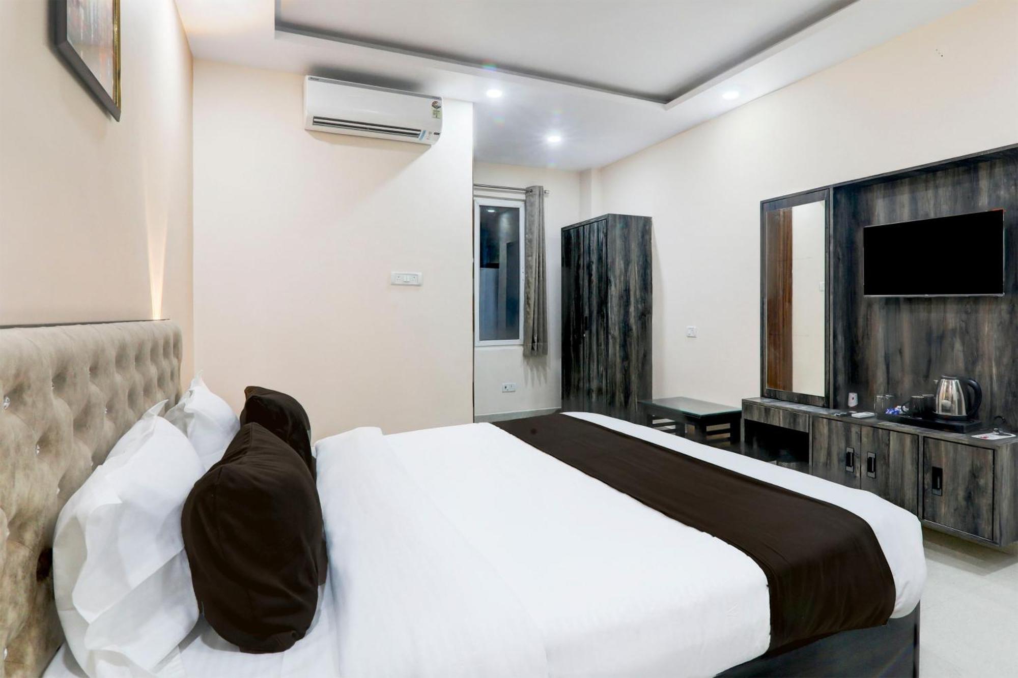 Super Townhouse Gls International Hotel Lucknow Buitenkant foto