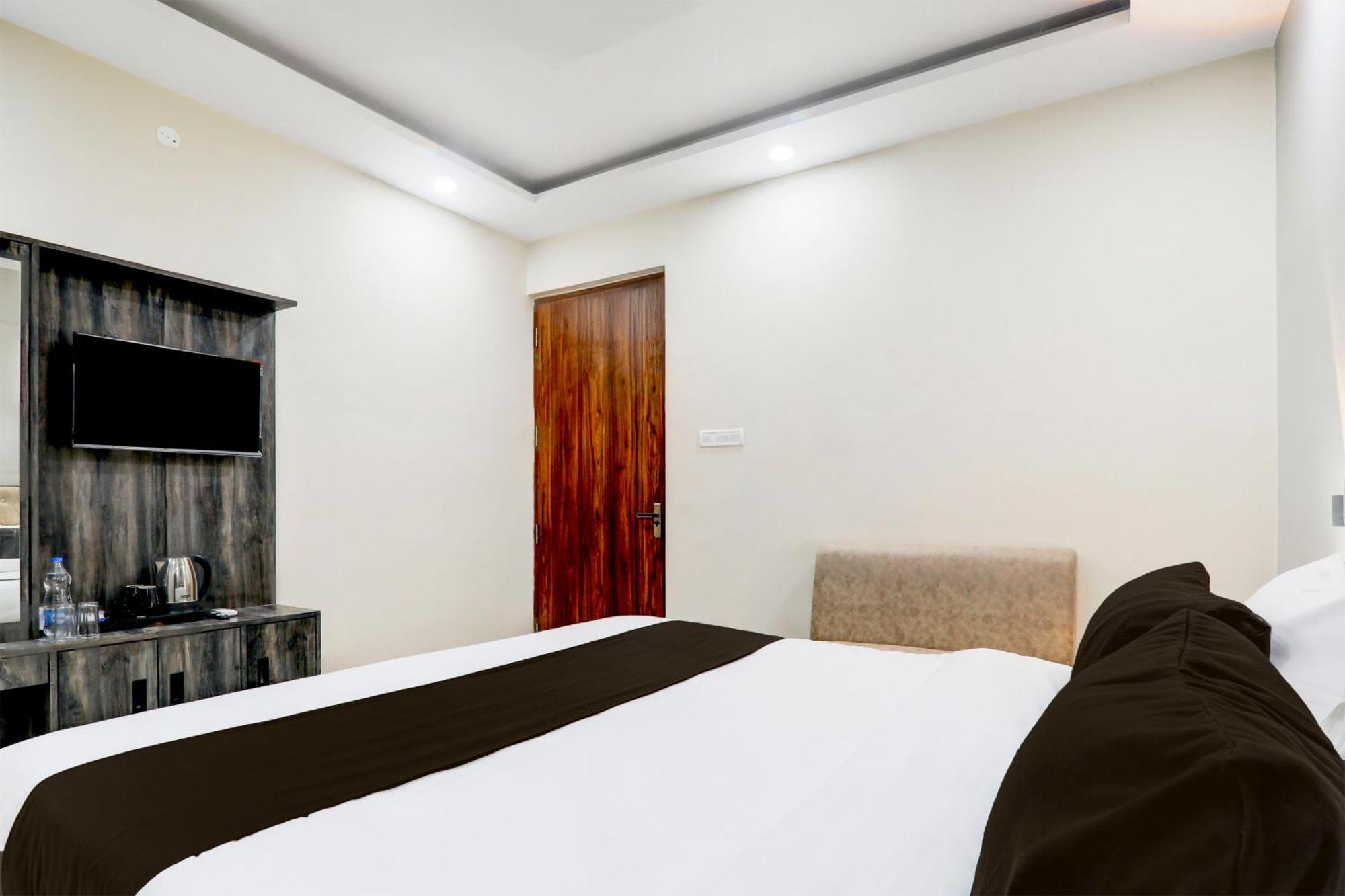 Super Townhouse Gls International Hotel Lucknow Buitenkant foto