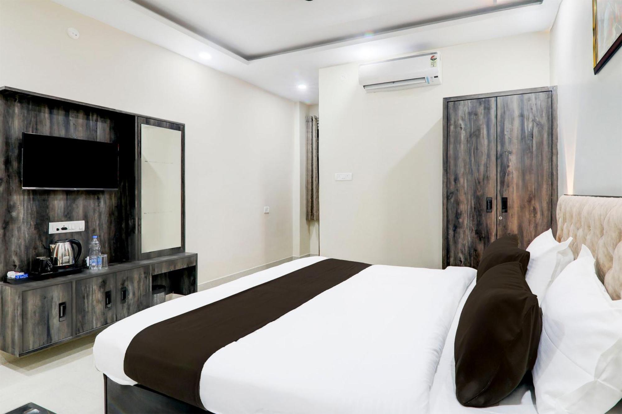 Super Townhouse Gls International Hotel Lucknow Buitenkant foto