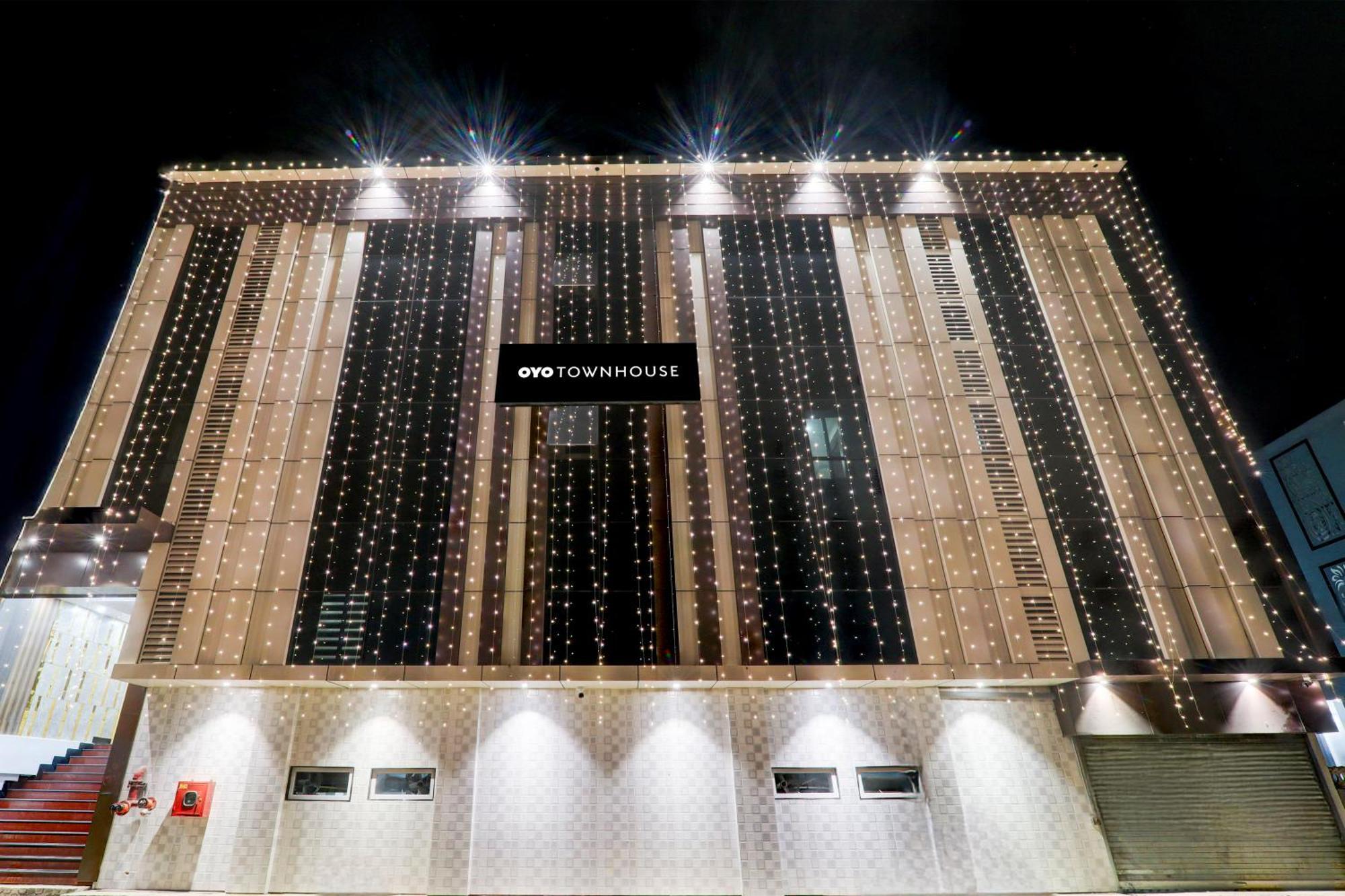 Super Townhouse Gls International Hotel Lucknow Buitenkant foto