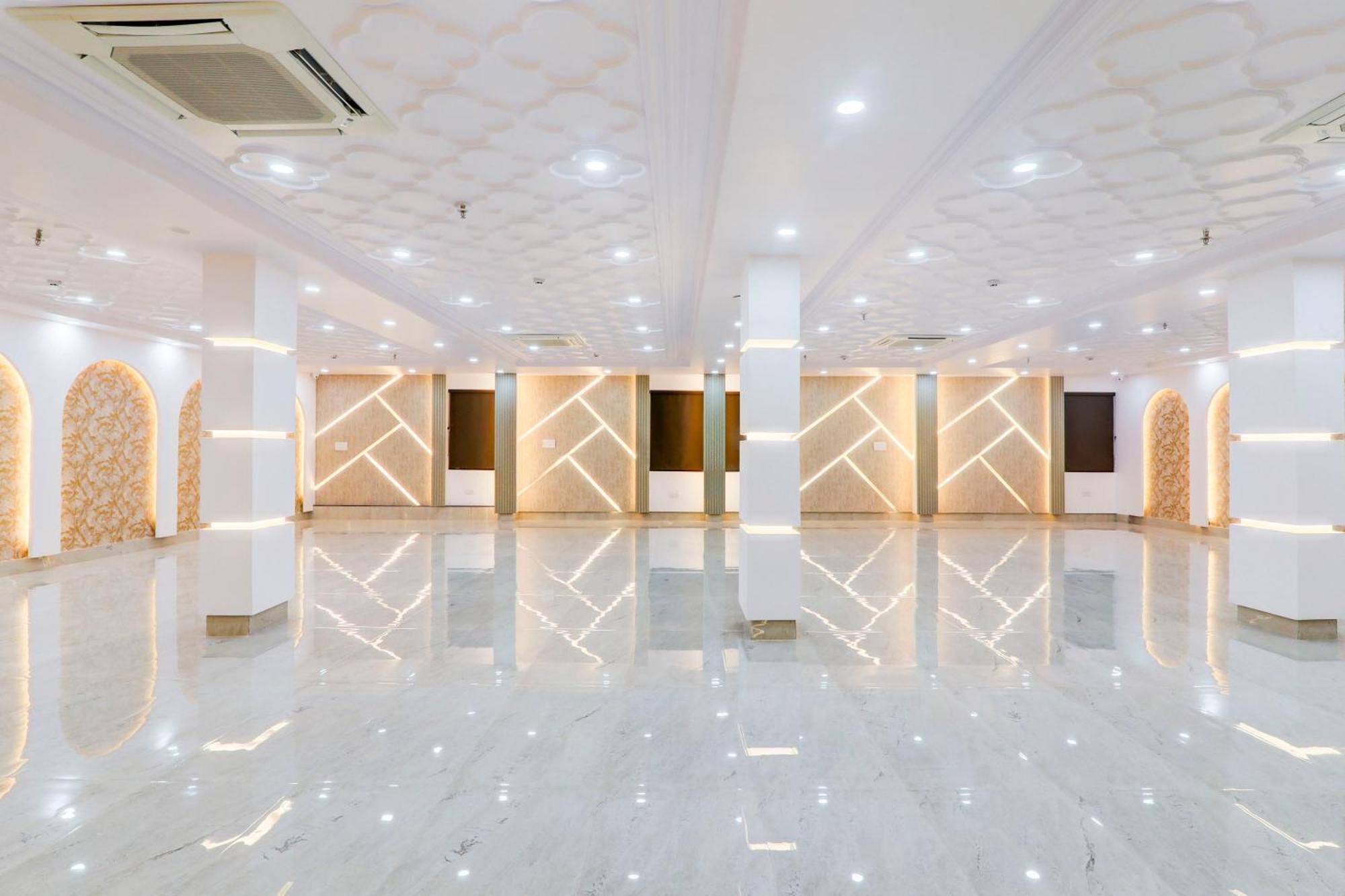 Super Townhouse Gls International Hotel Lucknow Buitenkant foto