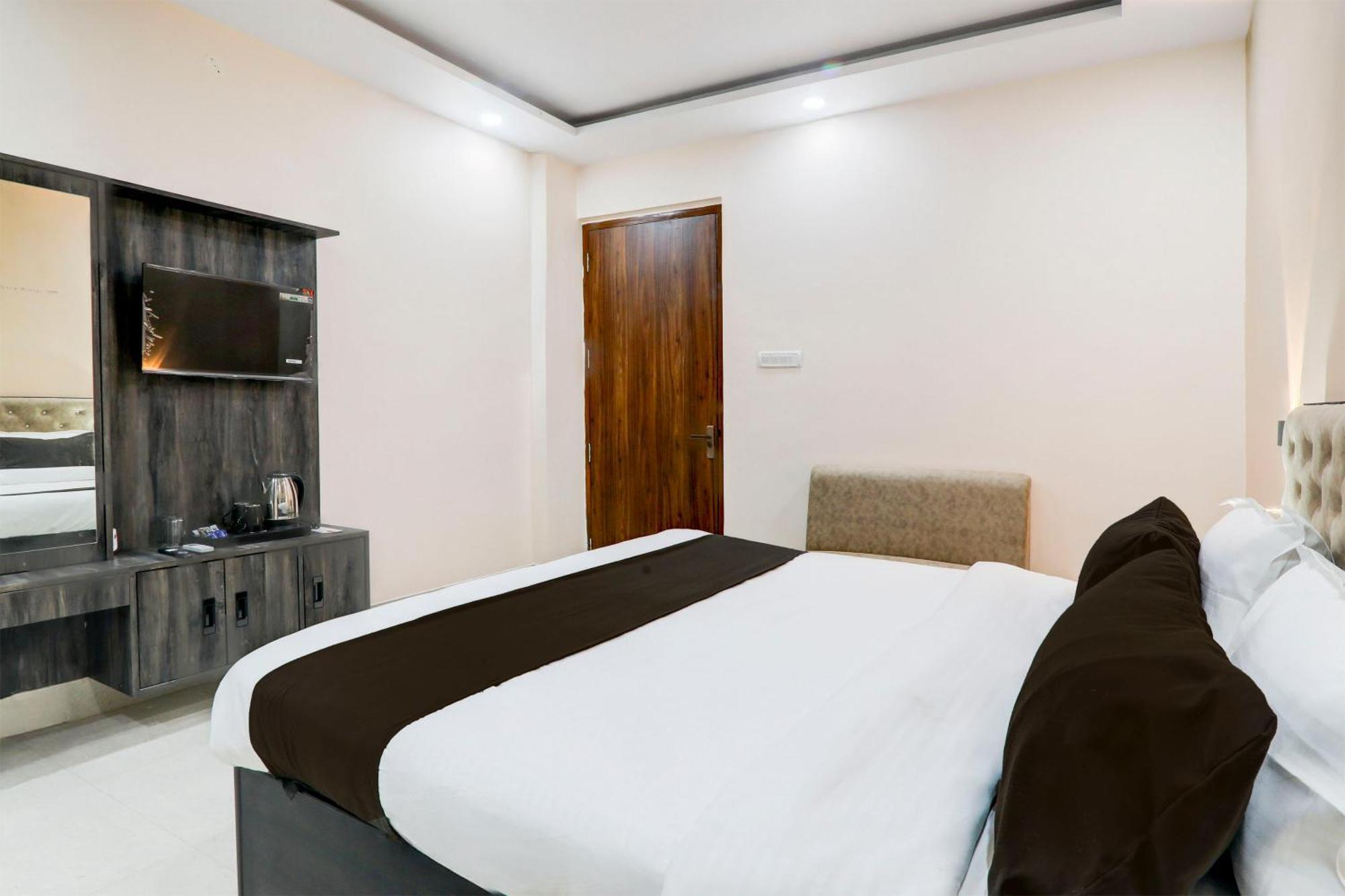 Super Townhouse Gls International Hotel Lucknow Buitenkant foto